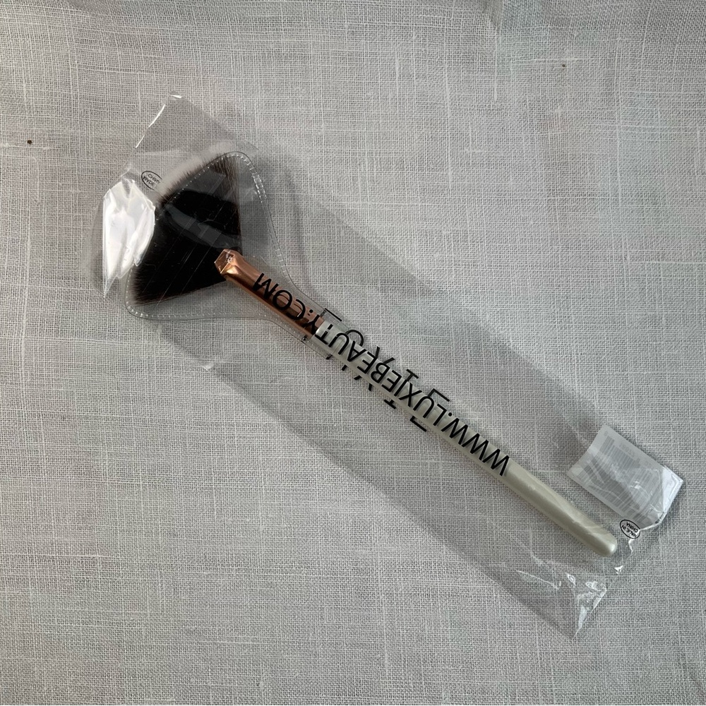 Luxie Beauty Fan Brush - New
